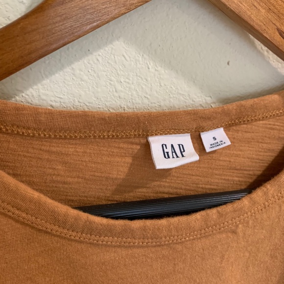 Gap dusty yellow flutter sleeve top - Picture 3 of 3